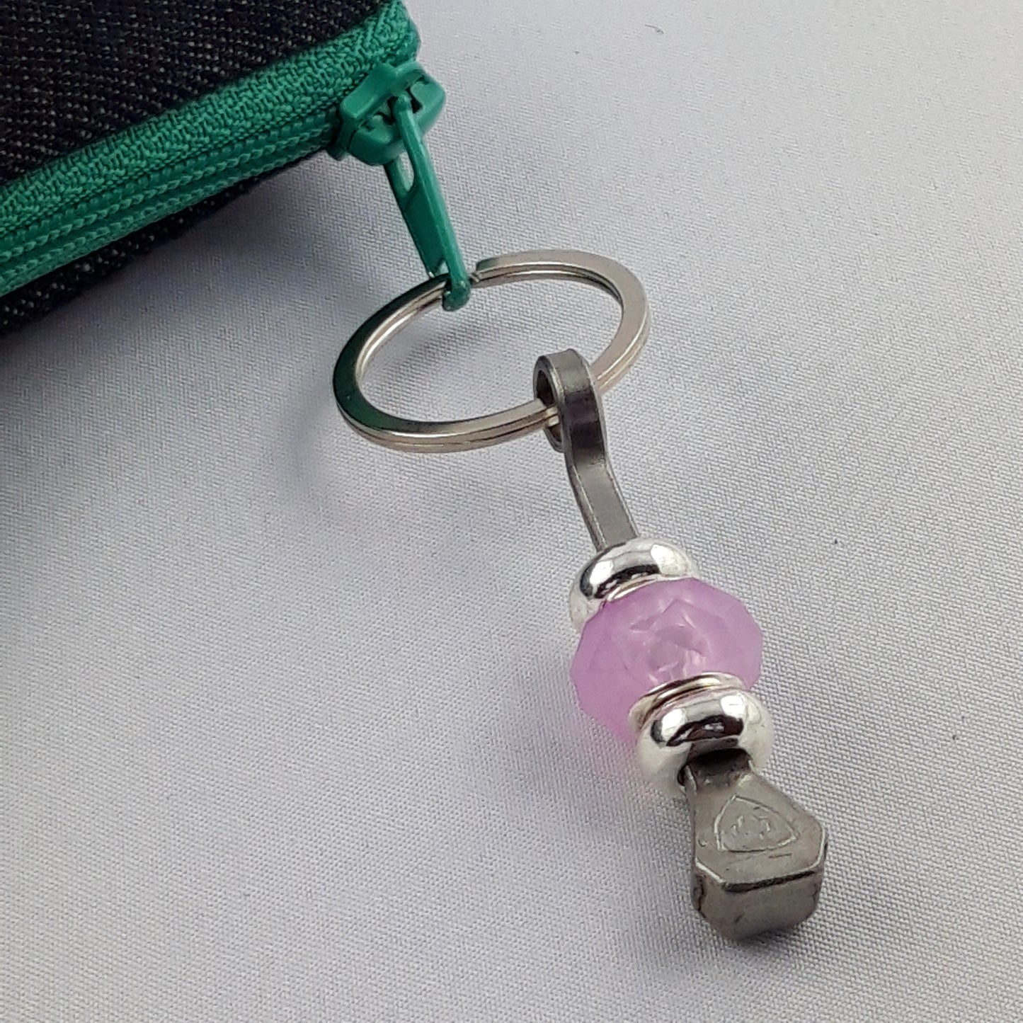 Glücksbringer mit Hufnägel und facettierter Perle