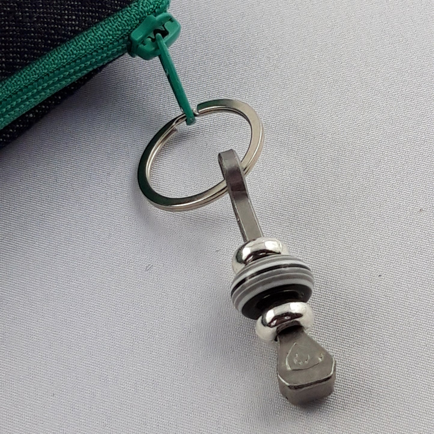 Glücksbringer mit Hufnagel und gestreifter Perle