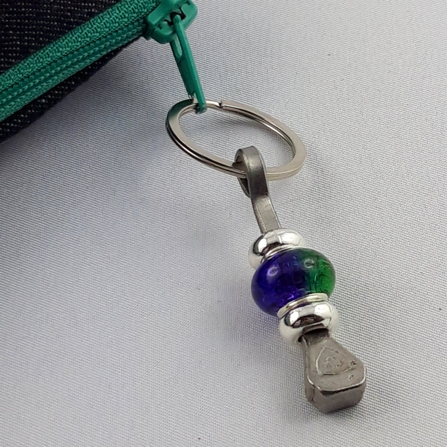 Glücksbringer mit Hufnagel und bunten Perlen