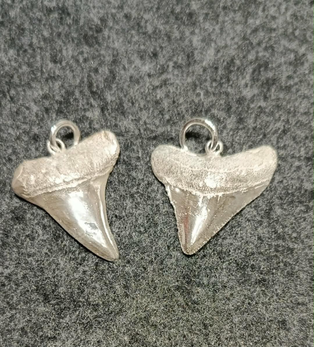 RESERVIERT Anhänger 2er-Set "Haizähne"