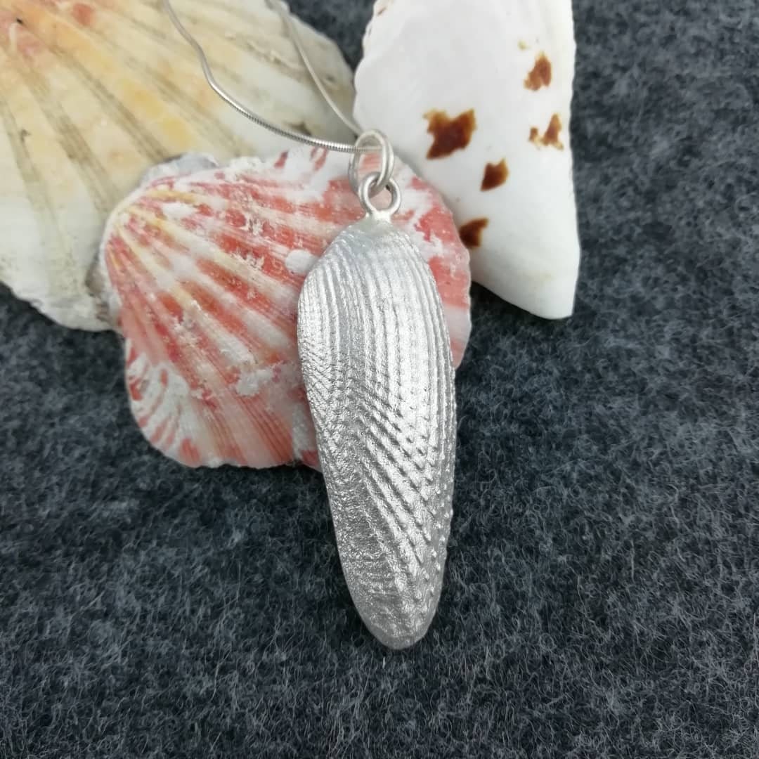 Beautiful necklace with a shell made of 925 silver