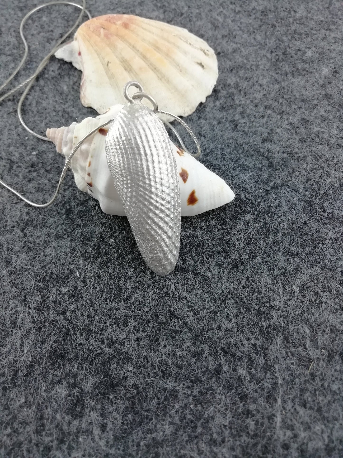 Beautiful necklace with a shell made of 925 silver