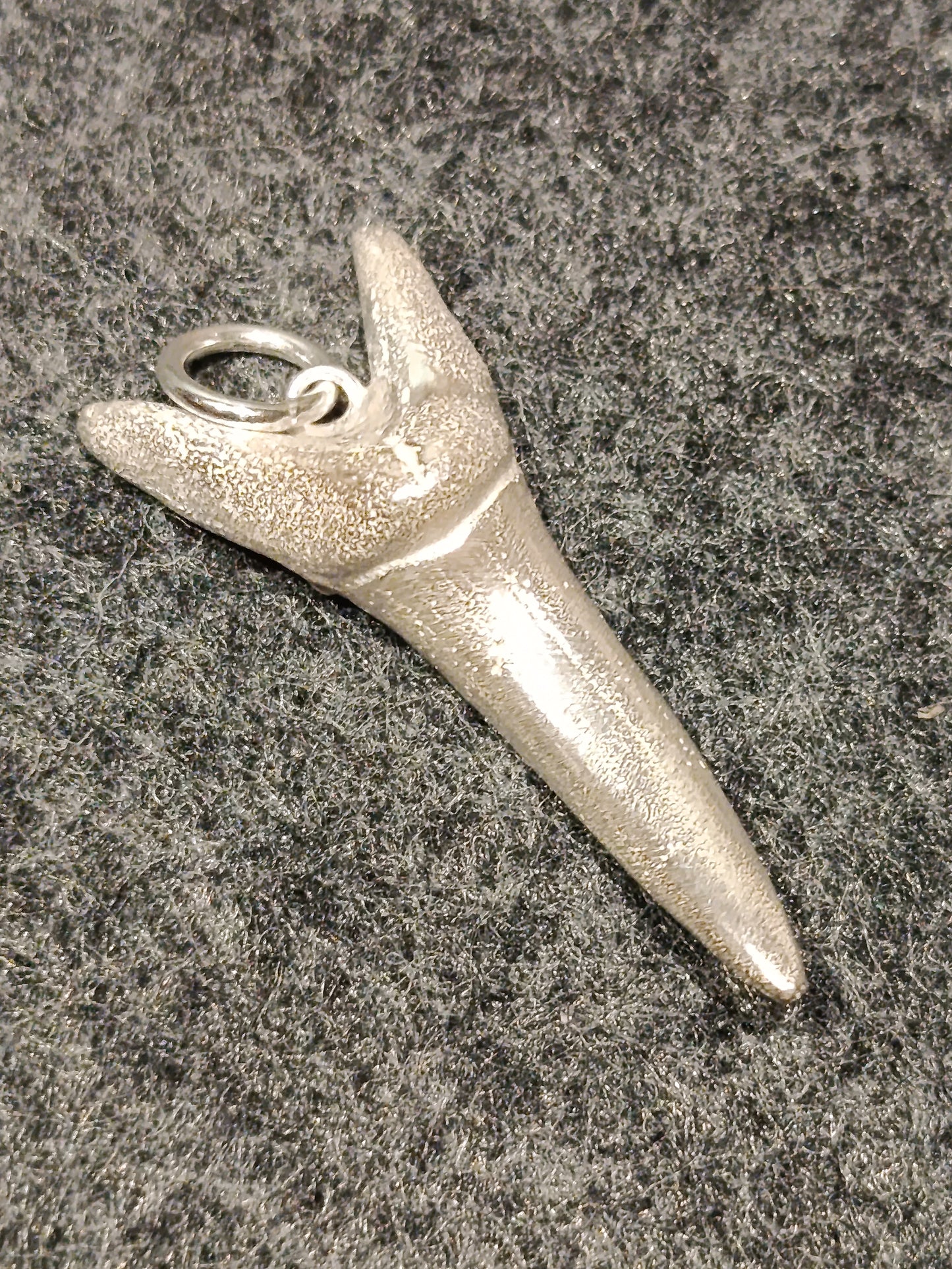 RESERVIERT Anhänger "Haizahn"