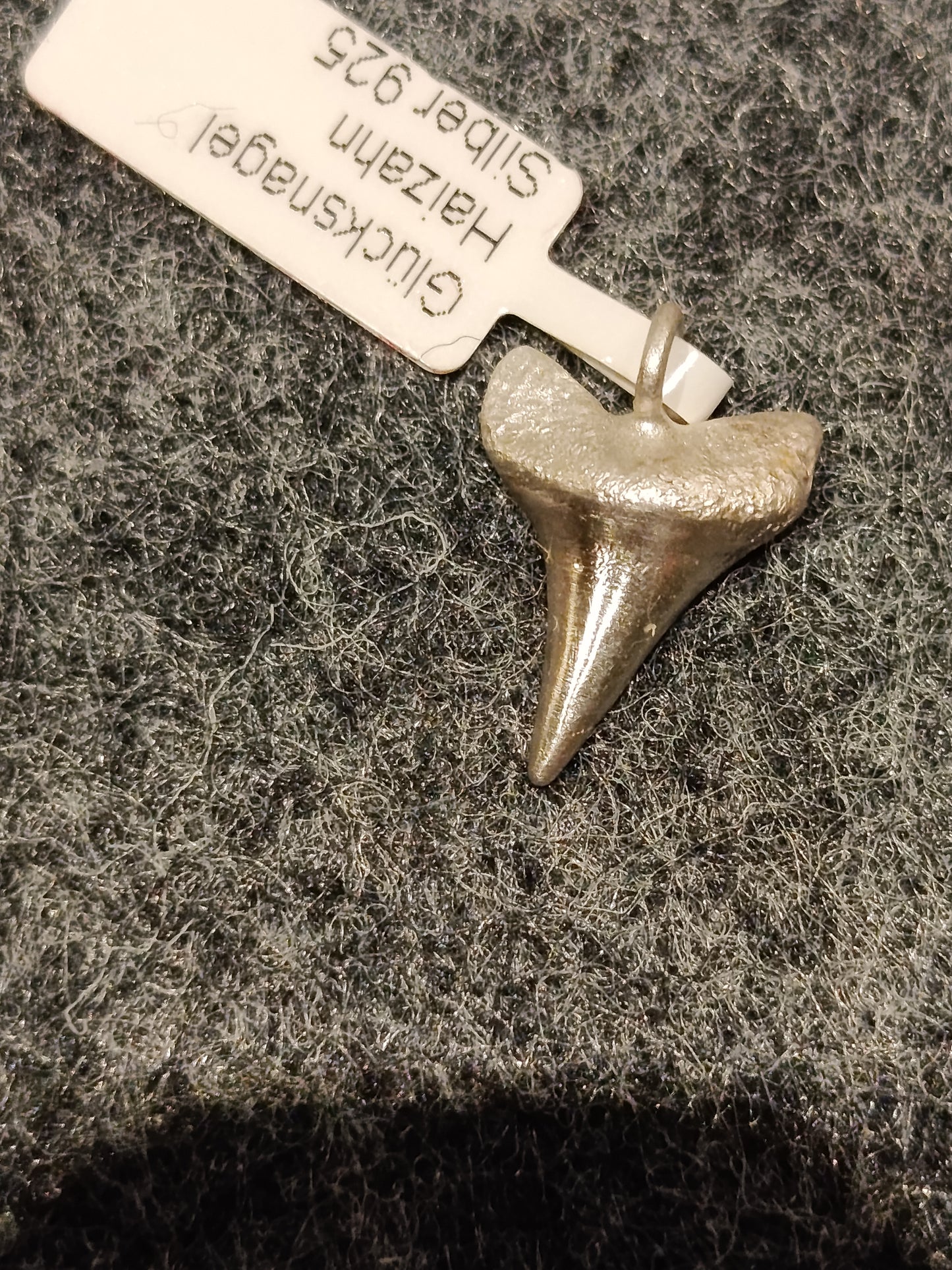 RESERVIERT Anhänger "kleiner Haizahn"